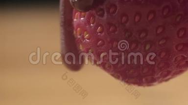 带着红色多汁的草莓缓缓流下一滴<strong>浓浓</strong>的褐色焦糖..